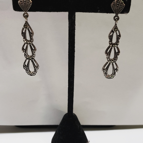 Stunning Estate Signed Three Tier Sterling Silver Marcasite Dangle Earrings. - Picture 6 of 7
